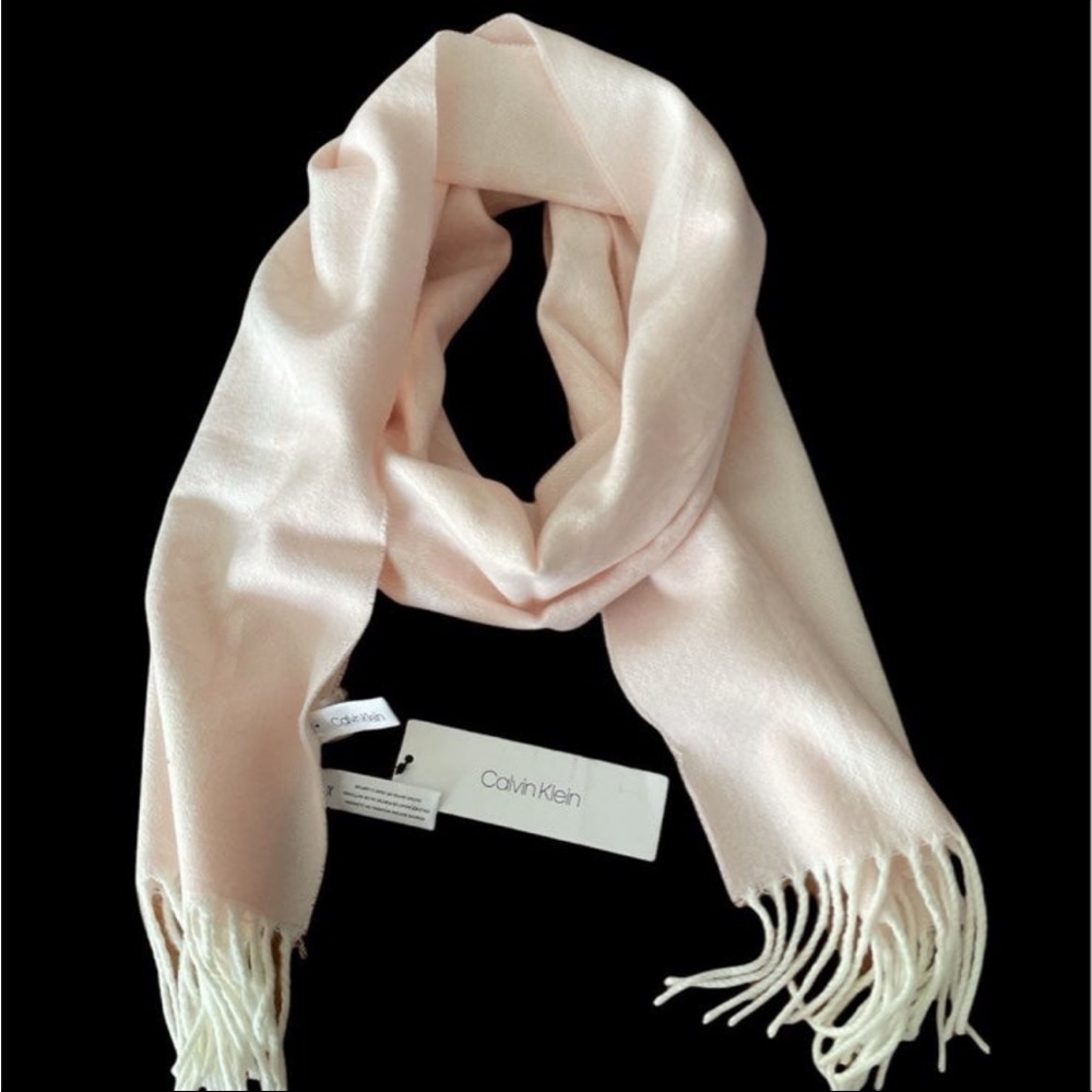 Calvin Klein scarf Pale pink soft scarf with fringes Calvin Klein
